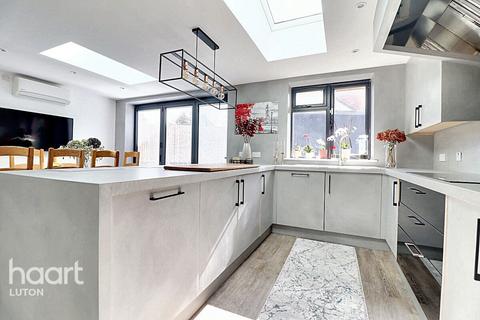 3 bedroom detached house for sale, Rookery Drive, Luton