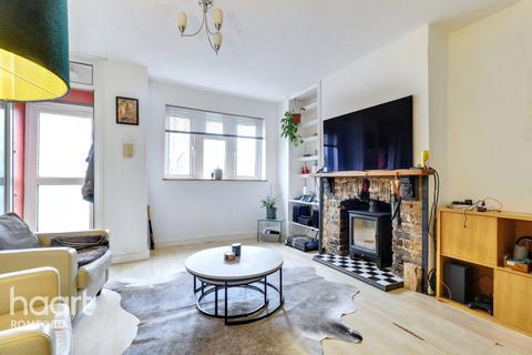 2 bedroom terraced house for sale, Marks Road, Romford, RM7 7AH