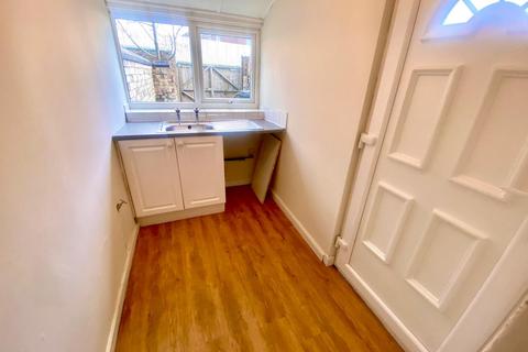 2 bedroom terraced house to rent, Coalshaw Green Road, Chadderton,