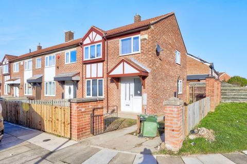 3 bedroom end of terrace house to rent, Sandringham Road, Grangetown, TS6