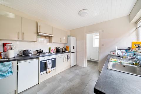 42 Thackeray Road, Southampton, SO17 2GT