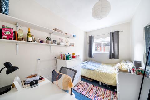 42 Thackeray Road, Southampton, SO17 2GT