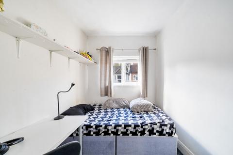 42 Thackeray Road, Southampton, SO17 2GT