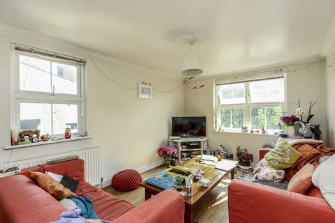 3 bedroom flat to rent, Cato Road, London SW4