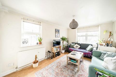 3 bedroom flat to rent, Cato Road, London SW4