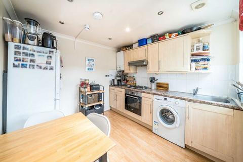 3 bedroom flat to rent, Cato Road, London SW4