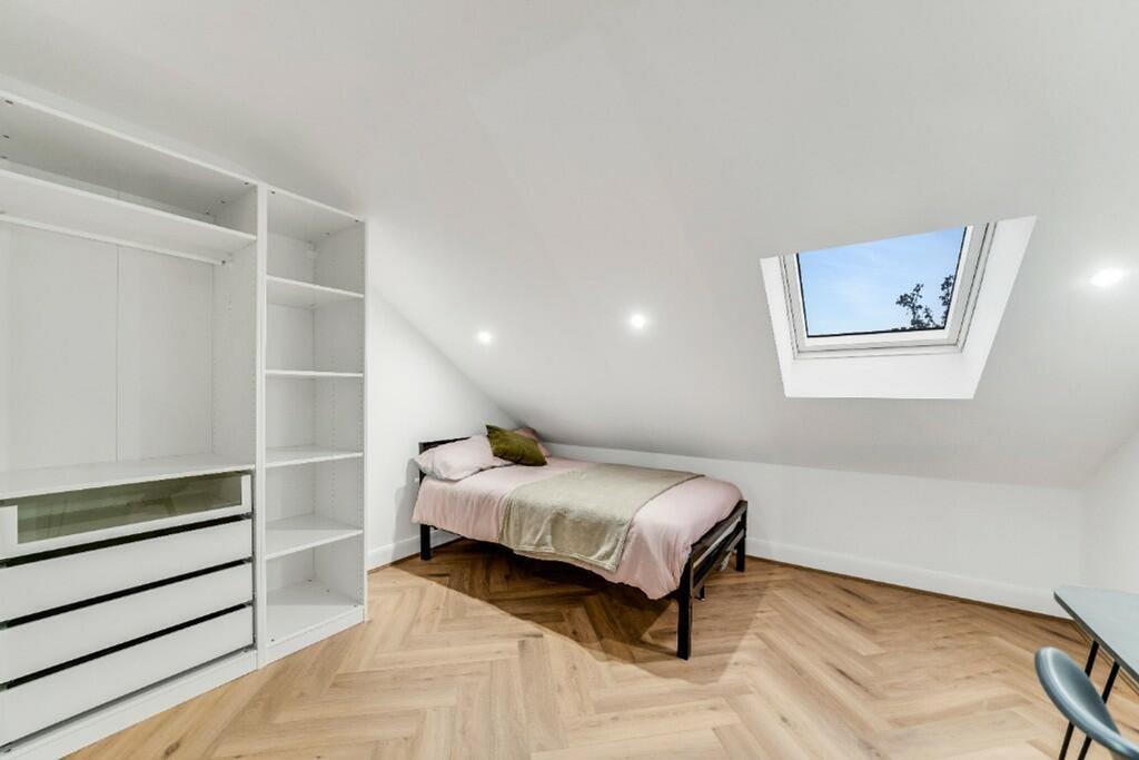 Bright and inviting double bedroom featuring st...