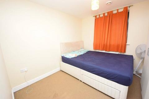 2 bedroom flat to rent, Eastern Ave,, Ilford , IG2