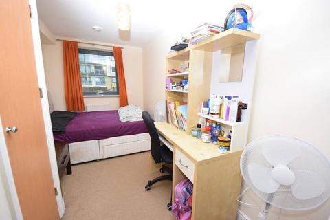 2 bedroom flat to rent, Eastern Ave,, Ilford , IG2