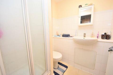 2 bedroom flat to rent, Eastern Ave,, Ilford , IG2