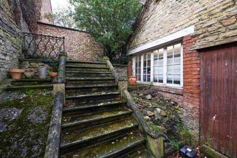 Property to rent, Market Place, Oundle