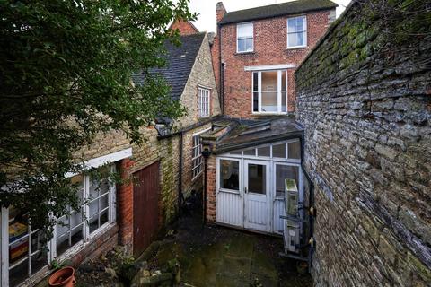 Property to rent, Market Place, Oundle