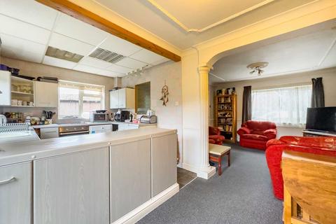 3 bedroom end of terrace house for sale, Heathcliffe Close, Birstall