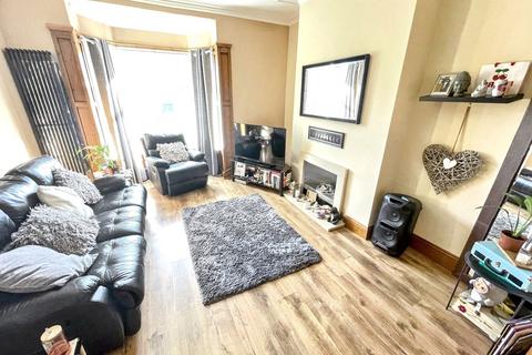 3 bedroom flat for sale, Dean Road, Laygate, South Shields, Tyne and Wear, NE33 5LN