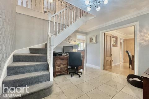 4 bedroom detached house for sale, Sharpenhoe Road, Luton