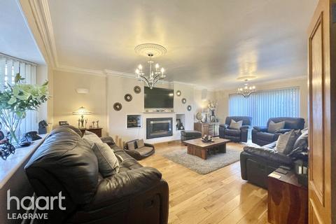 4 bedroom detached house for sale, Sharpenhoe Road, Luton