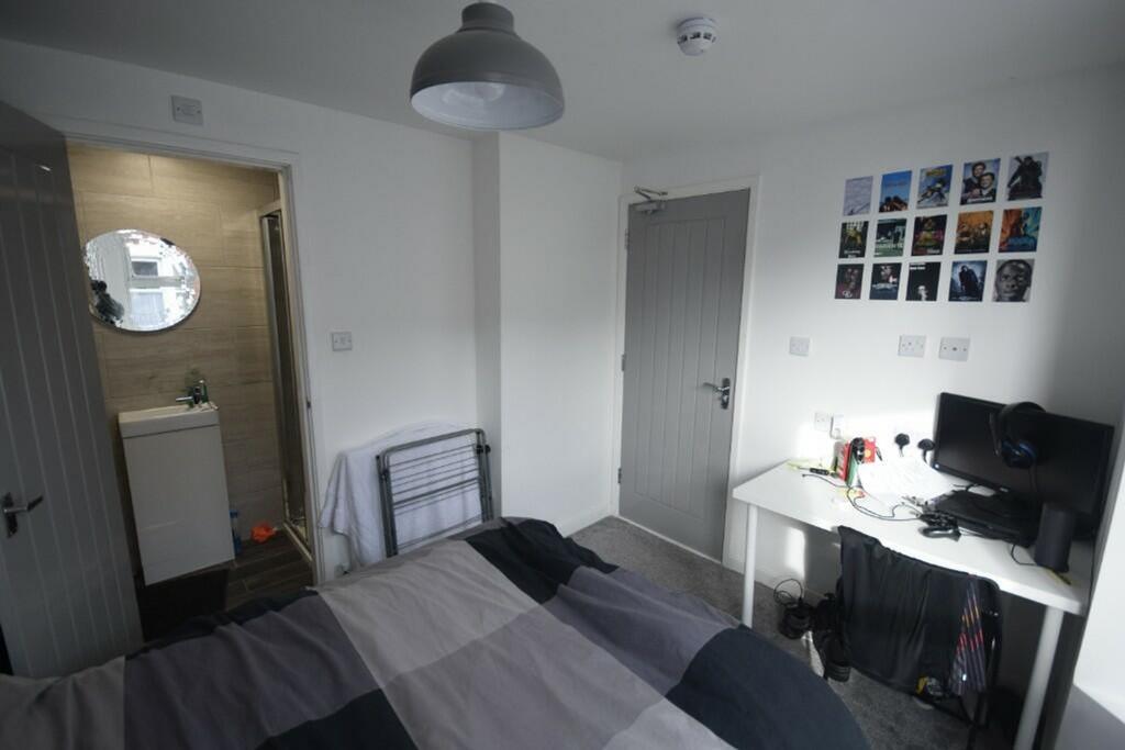 A cozy double bedroom featuring modern decor, a...