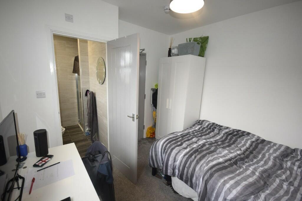 A cozy and inviting double bedroom featuring a ...