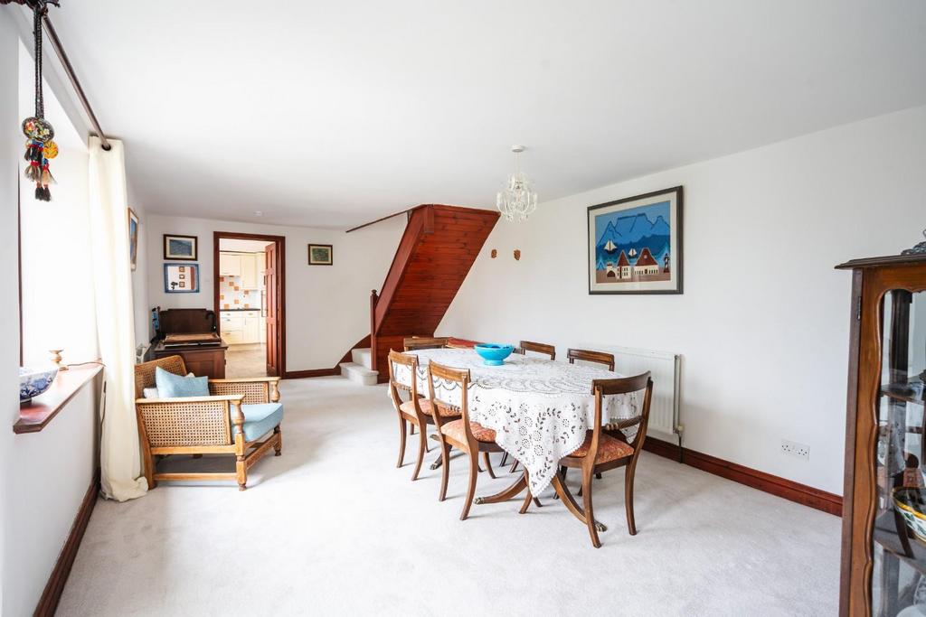 19 - dining room.jpg