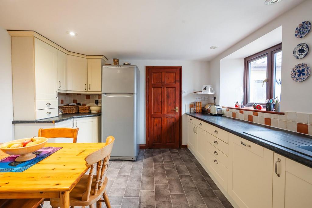 20 - kitchen breakfast.jpg