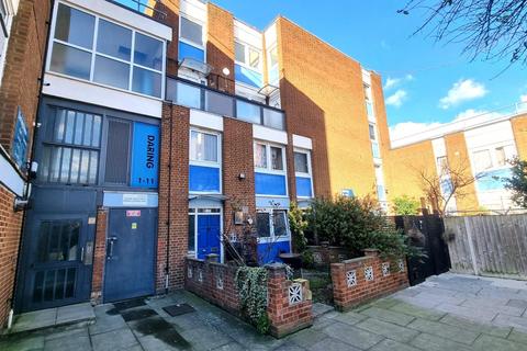 3 bedroom flat to rent, Roman Road, London