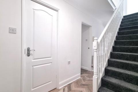 3 bedroom flat to rent, Roman Road, London