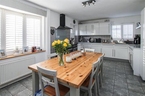 4 bedroom end of terrace house for sale, Turners Close, Ongar
