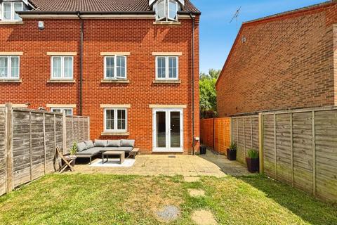 3 bedroom end of terrace house for sale, Deyley Way, Ashford