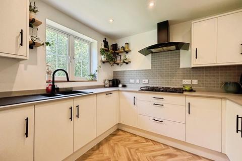 3 bedroom end of terrace house for sale, Deyley Way, Ashford