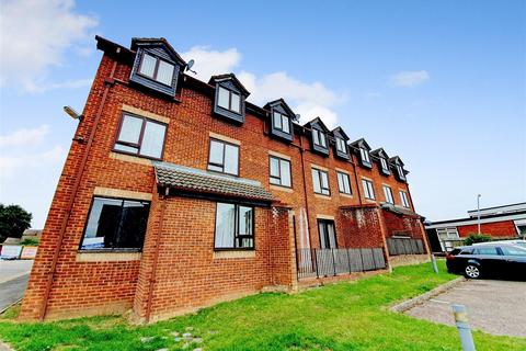 1 bedroom flat to rent, Denbeigh House, Northants NN10