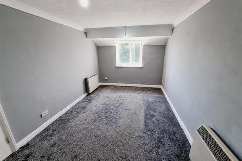 1 bedroom flat to rent, Denbeigh House, Northants NN10