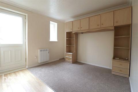 2 bedroom maisonette to rent, Nicholsons Grove, Colchester