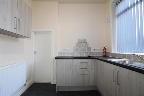 2 bedroom terraced house to rent, Damems Road, Keighley