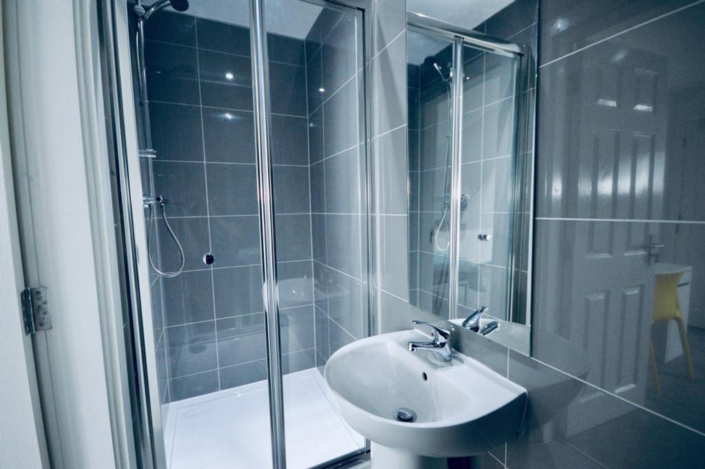 A modern and clean bathroom featuring a spaciou...