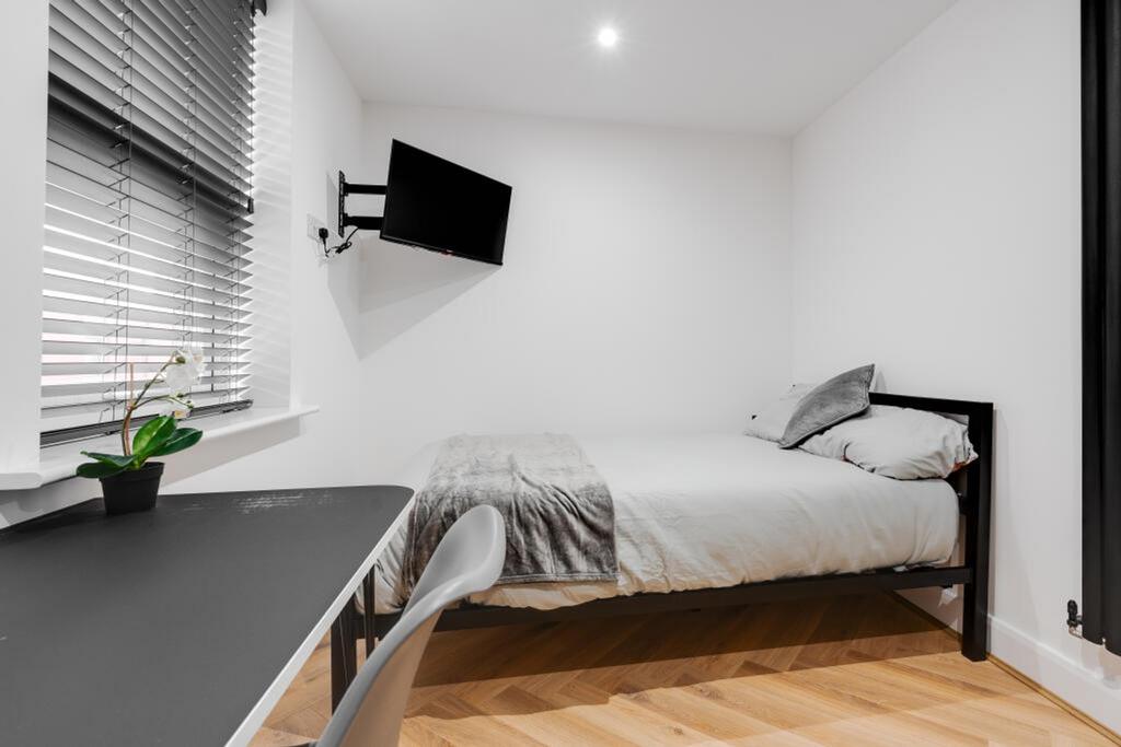 This modern double bedroom features a comfortab...