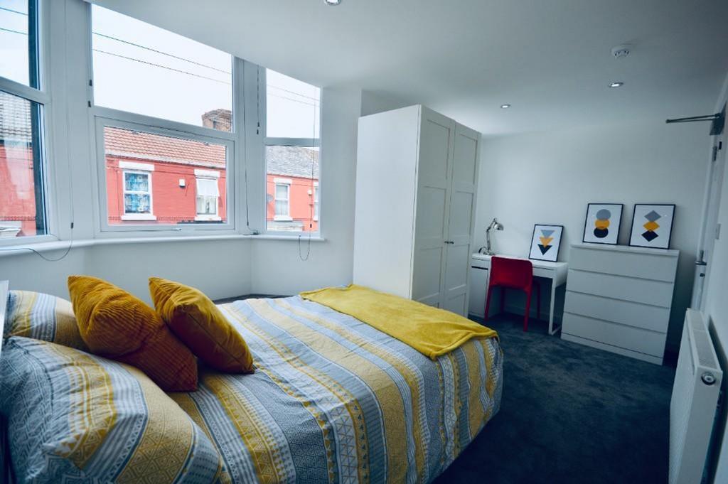 A bright and spacious large double bedroom feat...