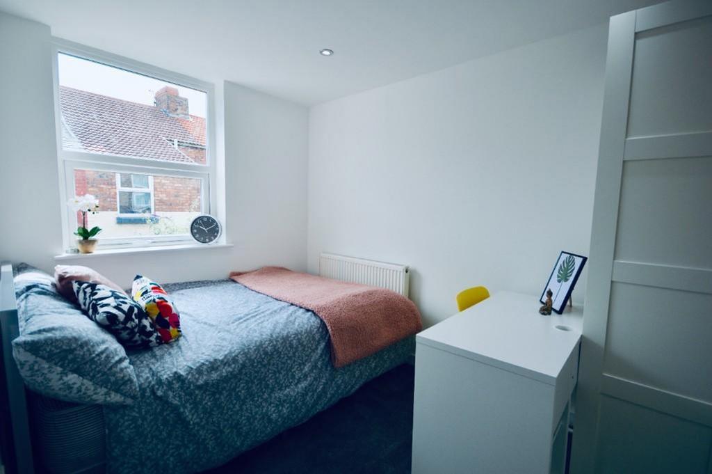 A bright and tidy double bedroom featuring a co...