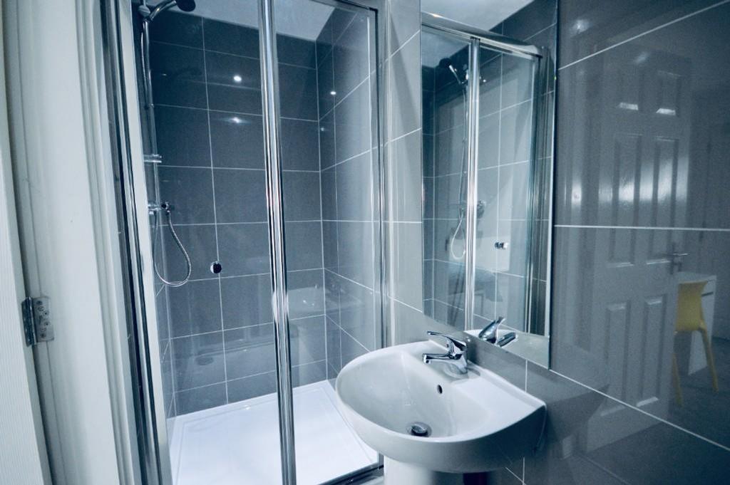 A modern and clean bathroom featuring a spaciou...