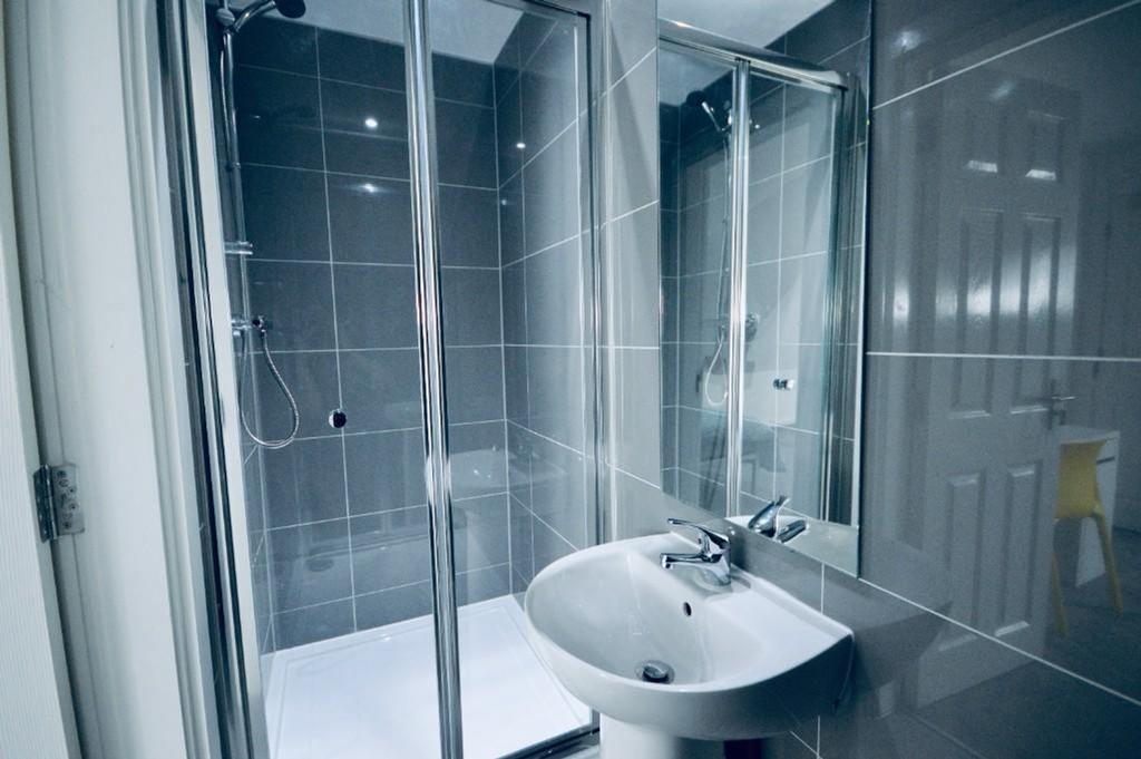 A modern and clean bathroom featuring a spaciou...