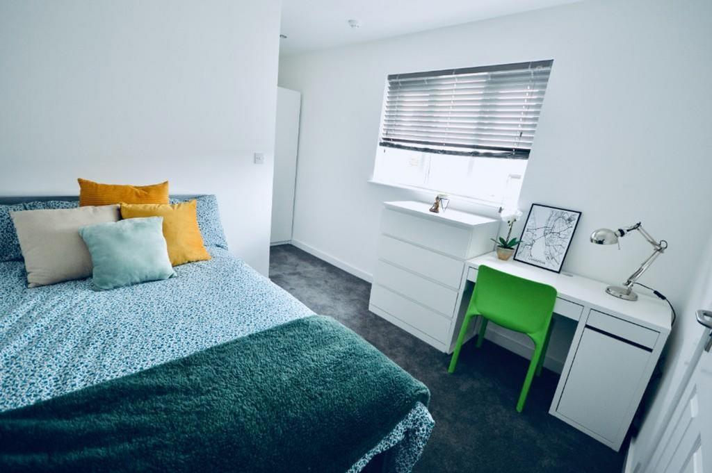 A stylish and tidy double bedroom featuring a c...
