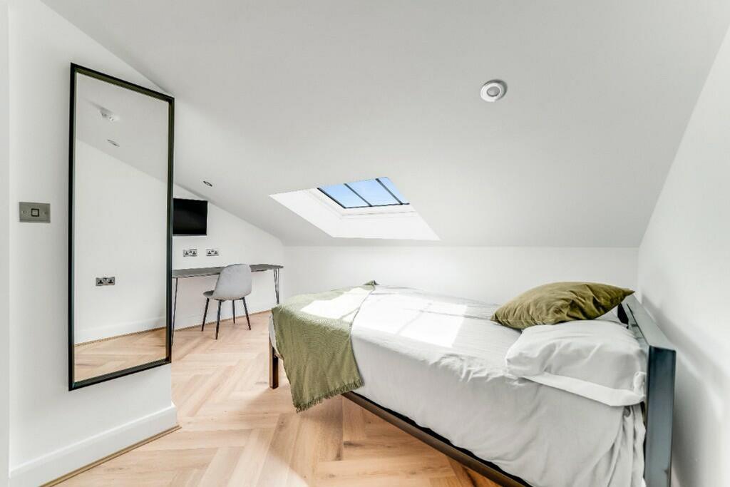 Experience comfort and style in this beautifull...