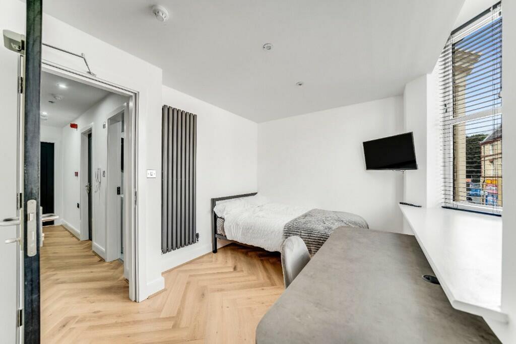 This beautifully designed double bedroom featur...