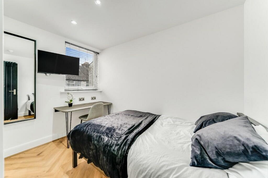 This stylish double bedroom features modern dec...