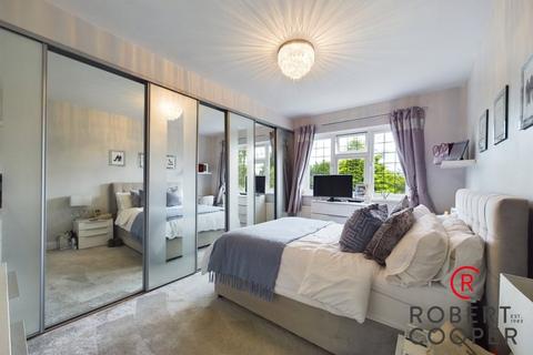 94 Abbotsbury Gardens, Pinner, HA5 1SU