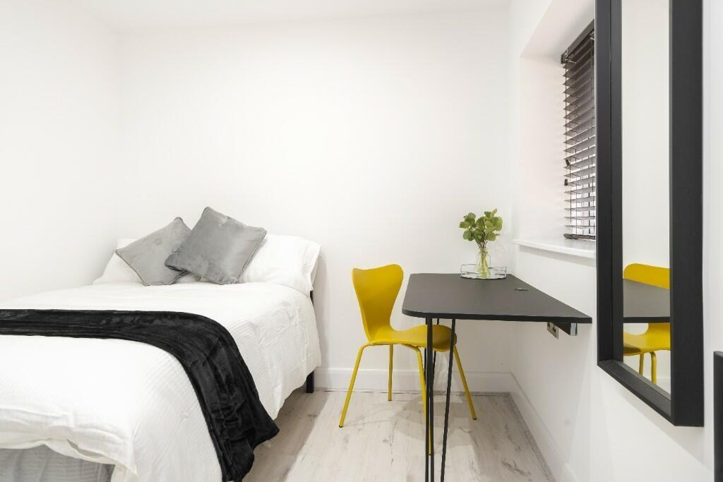 A cozy double bedroom featuring a comfortable b...