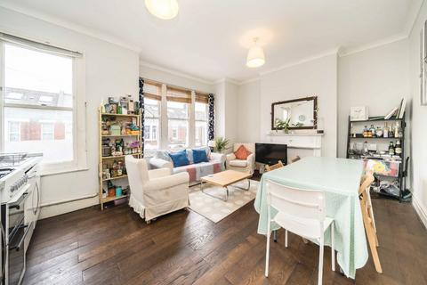 4 bedroom flat to rent, Hazelbourne Road, London SW12