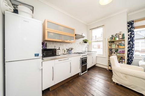 4 bedroom flat to rent, Hazelbourne Road, London SW12