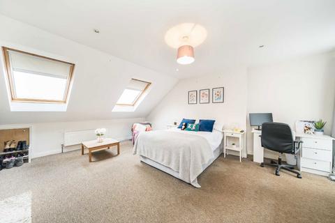 4 bedroom flat to rent, Hazelbourne Road, London SW12