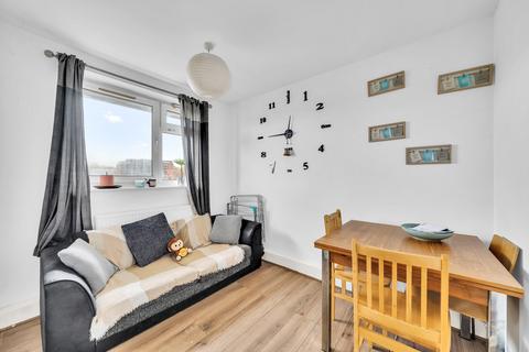 3 bedroom flat for sale, Henty Close, Battersea SW11