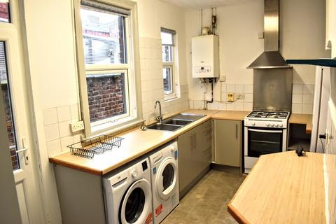 4 bedroom terraced house to rent, Acomb Street, Rusholme, Manchester